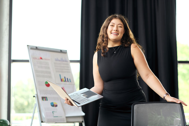 Vrouw pitcht haar voorstel bij een klant
